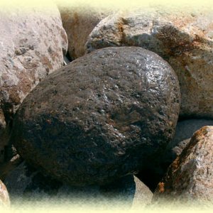 Anthrazitfarbener Granitfindling